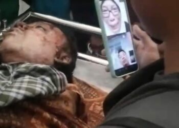 TERAKHIR LIHAT JENAZAH: Dani, kembaran dari Deni yang menjadi korban pembakaran karena dituduh mencuri HP tanpa adanya bukti melakukan vidio call kepada ibunya yang berada di Malaysia untuk melihat jenazah almarhum untuk terakhir kalinya, di RS Mitra Sejati, Selasa (31/10/2023).(Foto Dok/Fiser)