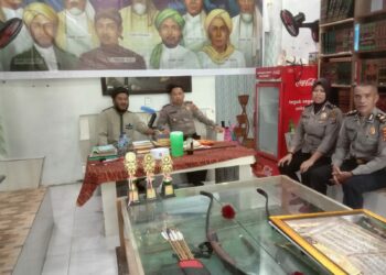 SOSIALISASI PEMILU: Kasat Binmas Polrestabes Medan Kompol Kamdani didampingi Wakasat Kompol Mitha Natasya bertemu dengan Kepala Pesantren Muzillah Darussalam Ustadz HM Dahrul Yusuf untuk melakukan sosialisasi Pemilu Damai 2024 di Pesantren Mazillah Darussalam Desa Sampali, Kecamatan Percut Sei Tuan, Deliserdang, Selasa (31/10/2023).(Foto Dok/Polrestabes)