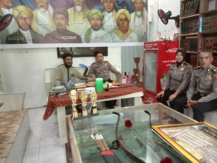 SOSIALISASI PEMILU: Kasat Binmas Polrestabes Medan Kompol Kamdani didampingi Wakasat Kompol Mitha Natasya bertemu dengan Kepala Pesantren Muzillah Darussalam Ustadz HM Dahrul Yusuf untuk melakukan sosialisasi Pemilu Damai 2024 di Pesantren Mazillah Darussalam Desa Sampali, Kecamatan Percut Sei Tuan, Deliserdang, Selasa (31/10/2023).(Foto Dok/Polrestabes)