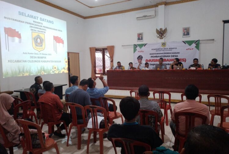 Hadir Dalam Musrenbang Desa Mampir : Sekcam mewakili Camat Cileungsi,Kepala Desa Bpk.Asep Supini,Bpk.Rachman Nugeraha,.S.H,.M.H Pendamping Profesional Kemendes,Sekdes Bpk.Riki, Ketua BPD,Babinsa 0621 Cileungsi AIPTU Lukman,Babinmas Cileungsi AIPDA Gimyanto (Foto : RH/MitraPolri.com)