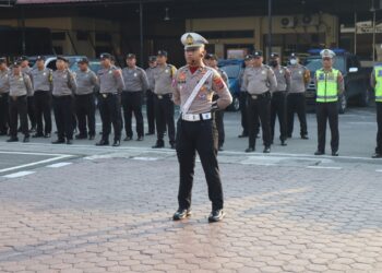 KOMANDAN UPACARA: Kanit Reg Ident Sat Lantas Polrestabes Iptu Fajar Prabowo menjadi Komandan Upacara saat menggelar Upacara Peringatan Hari Kesaktian Pancasila di halaman Mapolrestabes, Minggu (1/10/2023).(Foto Dok/Polrestabes)