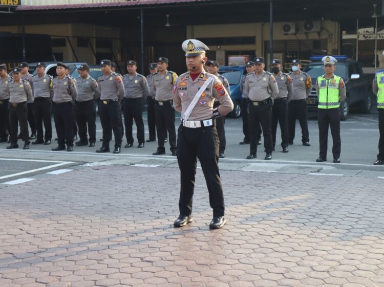 KOMANDAN UPACARA: Kanit Reg Ident Sat Lantas Polrestabes Iptu Fajar Prabowo menjadi Komandan Upacara saat menggelar Upacara Peringatan Hari Kesaktian Pancasila di halaman Mapolrestabes, Minggu (1/10/2023).(Foto Dok/Polrestabes)