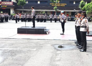 APEL: Kabag Ops Polrestabes Medan AKBP Yasir Ahmadi memimpin apel resimen dalam rangka mengantisipasi perkembangan gangguan Kamtibmas di lapangan apel Mapolrestabes, Rabu (3/10/2023).(Foto Dok/Polrestabes)