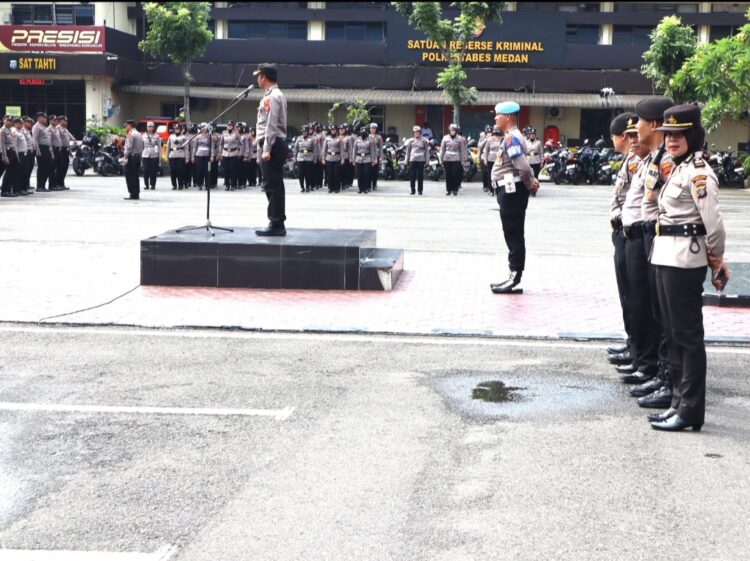 APEL: Kabag Ops Polrestabes Medan AKBP Yasir Ahmadi memimpin apel resimen dalam rangka mengantisipasi perkembangan gangguan Kamtibmas di lapangan apel Mapolrestabes, Rabu (3/10/2023).(Foto Dok/Polrestabes)