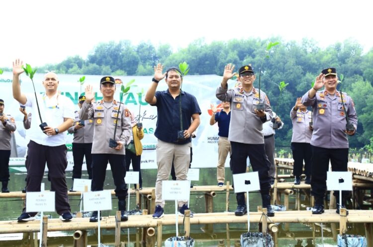 Divisi Humas Polri melakukan penanaman mangrove di Taman Wisata Muara Angke, Jakarta Utara. Penanaman mangrove tersebut dalam rangka memperingati hari ulang tahun (HUT) ke-72 Humas Polri.