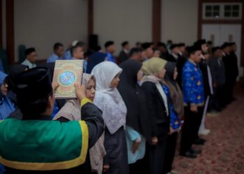 Puluhan pejabat administrator, pengawas dan pejabat fungsional di lingkungan Pemerintah Kabupaten (Pemkab) Nagan Raya, Provinsi Aceh dilantik dan diambil sumpah/janji jabatan di malam hari berlangsung di Aula Pendopo Bupati, Kompleks Perkantoran Suka Makmue, Kamis (19/10/2023) malam.