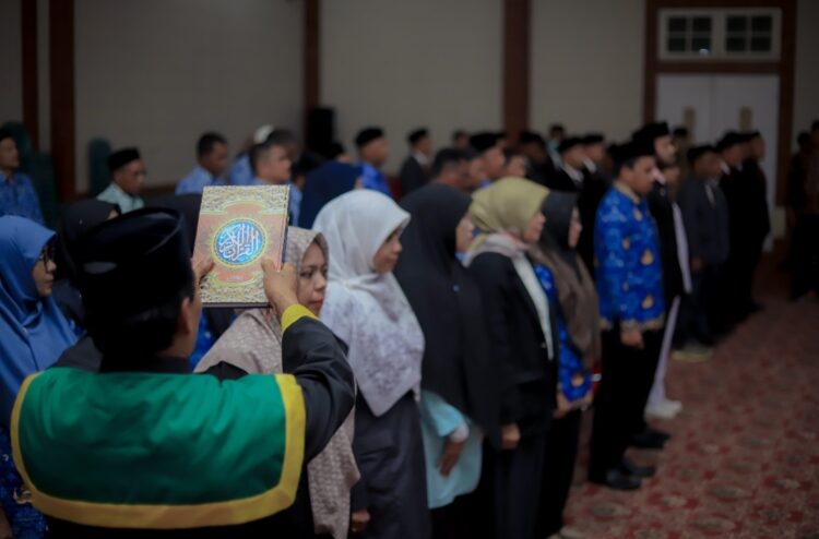 Puluhan pejabat administrator, pengawas dan pejabat fungsional di lingkungan Pemerintah Kabupaten (Pemkab) Nagan Raya, Provinsi Aceh dilantik dan diambil sumpah/janji jabatan di malam hari berlangsung di Aula Pendopo Bupati, Kompleks Perkantoran Suka Makmue, Kamis (19/10/2023) malam.