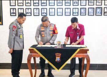 TANDA TANGAN KERJA SAMA: Kapolda Sumut Irjen Pol Agung Setya Imam Effendi dan Kepala BNNP Sumut Brigjen Pol Toga Panjaitan tanda tangani kerjasama di Lobi Utama Mapolda Sumut, Selasa (31/10/2023). (Foto Dok/ Polda Sumut)