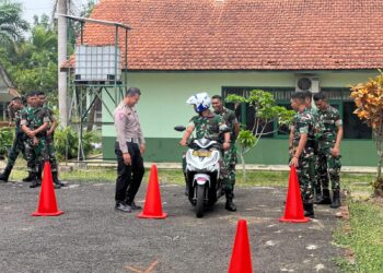 Sat Lantas Polresta Banyumas menggelar kegiatan Sosialisasi Keselamatan Berlalu Lintas kepada personil TNI Batalyon Infanteri 405/SK Wangon, Selasa (14/11/23).