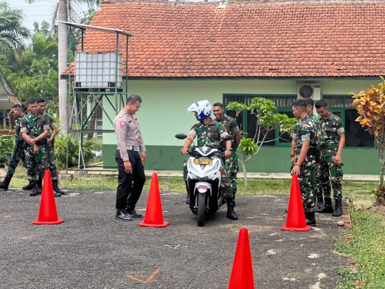 Sat Lantas Polresta Banyumas menggelar kegiatan Sosialisasi Keselamatan Berlalu Lintas kepada personil TNI Batalyon Infanteri 405/SK Wangon, Selasa (14/11/23).