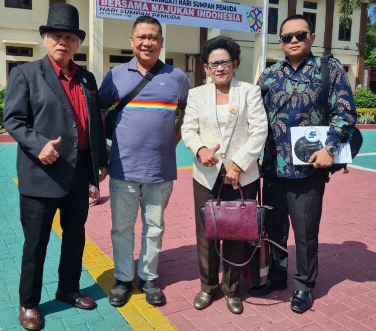 FOTO BERSAMA: Foto bersama dari kiri ke kanan Dr. Djonggi M. Panggabean Simorangkir, SH.MH. Josua Tampubolon, SE. Dr. Ida Radjagukguk, SH.MH. Glenn Felix Simorangkir, SH.MH. Dr. (Cand ). (Foto Dok/ Djonggi)