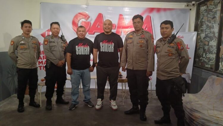 Personel Satgas Preventif dengan sigap melaksanakan tugas pengamanan dalam acara deklarasi pemenangan Muda Ganjar yang berlangsung meriah di Kafe Esspecto Coffe, yang terletak di Jln Flamboyan Kelurahan Sario Kotabaru, Kecamatan Sario