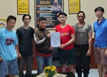 Bhabinkamtibmas Ranotana, Aiptu Agus A Mende, dengan sigap melaksanakan kegiatan Problem Solving untuk menyelesaikan perasaan tidak enak dan perbuatan tidak menyenangkan yang dilakukan oleh Penghuni Kost Pihak I, Andrias Ledanaung, kepada Penghuni Kost Pihak II, Syahrul Mato, di tempat Kost/Rumah Kontrakan Keluarga Latif Lumintang, Lingkungan IV, Kelurahan Sario, Senin (30/10/2023) malam