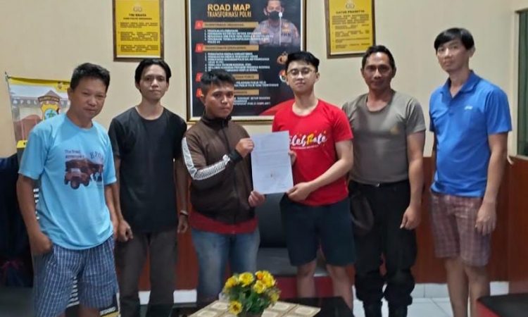Bhabinkamtibmas Ranotana, Aiptu Agus A Mende, dengan sigap melaksanakan kegiatan Problem Solving untuk menyelesaikan perasaan tidak enak dan perbuatan tidak menyenangkan yang dilakukan oleh Penghuni Kost Pihak I, Andrias Ledanaung, kepada Penghuni Kost Pihak II, Syahrul Mato, di tempat Kost/Rumah Kontrakan Keluarga Latif Lumintang, Lingkungan IV, Kelurahan Sario, Senin (30/10/2023) malam