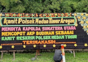 TERPAMPANG: Papan bunga bertuliskan "copot Kanit Reskrim Polsek Medan Timur AKP Budiman Simanjuntak" terpampang jelas di depan Mapolrestabes Medan Jalan HM Said, Rabu (1/11/2023).(Foto: Dok/ Polrestabes)