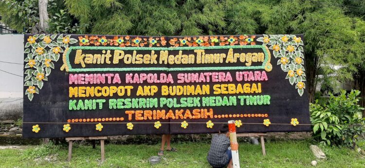 TERPAMPANG: Papan bunga bertuliskan "copot Kanit Reskrim Polsek Medan Timur AKP Budiman Simanjuntak" terpampang jelas di depan Mapolrestabes Medan Jalan HM Said, Rabu (1/11/2023).(Foto: Dok/ Polrestabes)