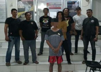 Pada hari Rabu (01/11/2023) sekitar pukul 01.30 Wita, Tim Alpha ROTR berhasil mengamankan terduga pelaku keributan di Desa Koka, Jg. II, Kec. Tombulu, Kabupaten Minahasa. Kejadian tersebut bermula dari laporan warga yang menginformasikan adanya keributan pada pukul 23.30 Wita.