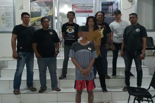 Pada hari Rabu (01/11/2023) sekitar pukul 01.30 Wita, Tim Alpha ROTR berhasil mengamankan terduga pelaku keributan di Desa Koka, Jg. II, Kec. Tombulu, Kabupaten Minahasa. Kejadian tersebut bermula dari laporan warga yang menginformasikan adanya keributan pada pukul 23.30 Wita.