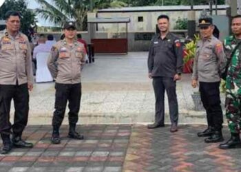 Anggota Satgas Preventif Organisasi Masyarakat Bersama (OMB) dari Polresta Manado menjalankan tugas pengamanan dengan sigap dalam pelaksanaan Rapat Koordinasi Pengawasan Pemilihan Presiden dan Wakil Presiden, serta anggota DPR, DPD, dan DPRD Kota Manado. Acara tersebut diselenggarakan oleh Badan Pengawas Pemilihan Umum (Bawaslu) Kota Manado dan berlangsung di Big Fish Resto Kelurahan Bahu, Kecamatan Malalayang, Kota Manado.