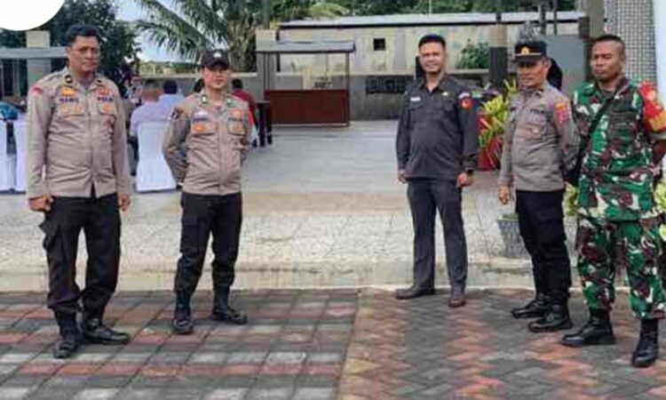 Anggota Satgas Preventif Organisasi Masyarakat Bersama (OMB) dari Polresta Manado menjalankan tugas pengamanan dengan sigap dalam pelaksanaan Rapat Koordinasi Pengawasan Pemilihan Presiden dan Wakil Presiden, serta anggota DPR, DPD, dan DPRD Kota Manado. Acara tersebut diselenggarakan oleh Badan Pengawas Pemilihan Umum (Bawaslu) Kota Manado dan berlangsung di Big Fish Resto Kelurahan Bahu, Kecamatan Malalayang, Kota Manado.
