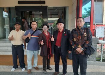 FOTO BERSAMA: Dr. Djonggi M. Panggabean Simorangkir, SH.MH yang didampingi Dr. Ida Radjagukguk, SH.MH. Glenn Felix Simorangkir, SH.MH. Dr. (Cand ) usai mengikuti gelar perkara foto bersama pihak pelapor Saut Tampubolon dan Josua Tampubolon, SE di Depan Dit Krimum Polda Sumut Rabu (1/11/2023). (Foto:Dok/T77)