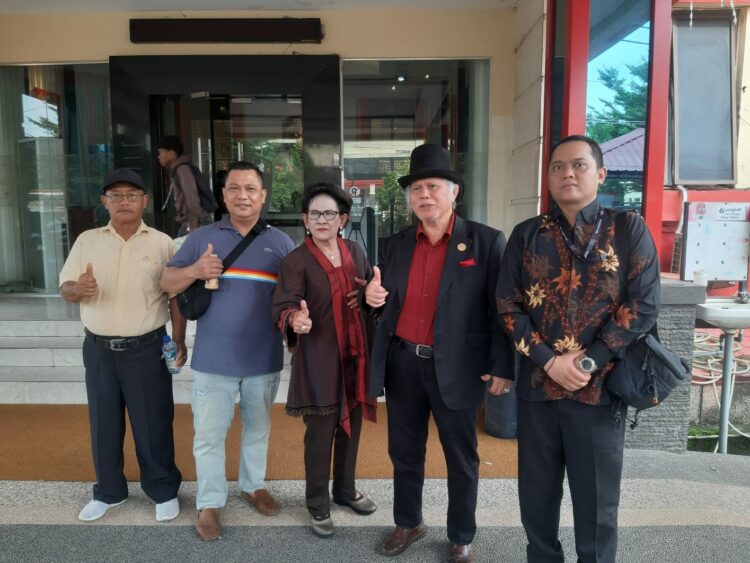 FOTO BERSAMA: Dr. Djonggi M. Panggabean Simorangkir, SH.MH yang didampingi Dr. Ida Radjagukguk, SH.MH. Glenn Felix Simorangkir, SH.MH. Dr. (Cand ) usai mengikuti gelar perkara foto bersama pihak pelapor Saut Tampubolon dan Josua Tampubolon, SE di Depan Dit Krimum Polda Sumut Rabu (1/11/2023). (Foto:Dok/T77)