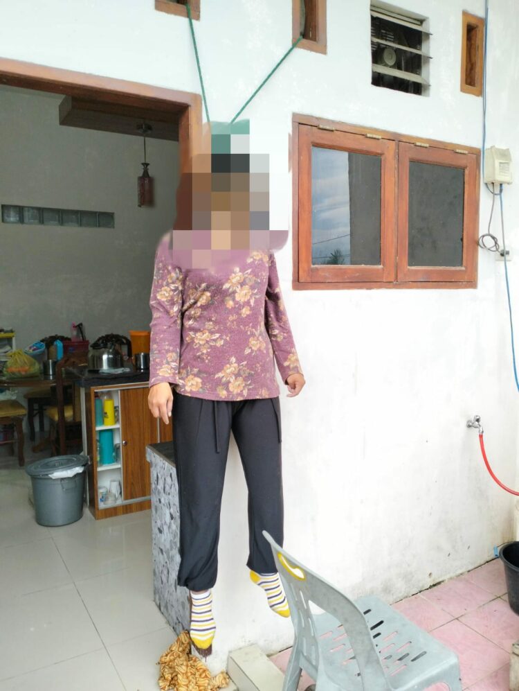 Renova Suryani br. Panjaitan (38) alias korban gantung diri menggunakan tali. Foto: Dok. Istimewa.