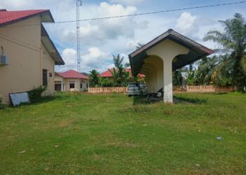 Kantor Kecamatan Geureudong Pase, yang terletak di Desa Dayah Seupeng terlihat pemandangan dari luar kantor seperti tak terawat, dimana halamannya dipenuhi rerumputan.