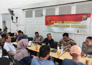POJOK PEMILU: Kasat Intel Polrestabes Medan AKBP Ahyan didampingi Kasat Binmas Kompol Kamdani memimpin giat Pojok Pemilu dalam rangka koordinasi dengan penyelenggara agar teciptanya keamanan, kelancaran dan ketertiban dalam tahapan Pemilu 2024 di Kafe Icut Jalan Wahid Hasyim Medan, Kamis (2/11/2023).(Foto Dok/Polrestabes)