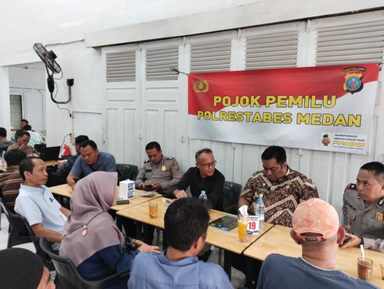 POJOK PEMILU: Kasat Intel Polrestabes Medan AKBP Ahyan didampingi Kasat Binmas Kompol Kamdani memimpin giat Pojok Pemilu dalam rangka koordinasi dengan penyelenggara agar teciptanya keamanan, kelancaran dan ketertiban dalam tahapan Pemilu 2024 di Kafe Icut Jalan Wahid Hasyim Medan, Kamis (2/11/2023).(Foto Dok/Polrestabes)
