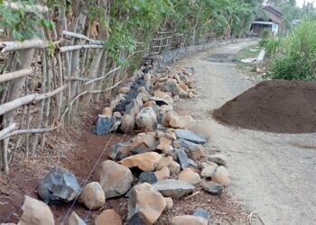 Proses Pembangunan talut jalan yang ada di dukuh peninting-Batanan Kabupaten Pati