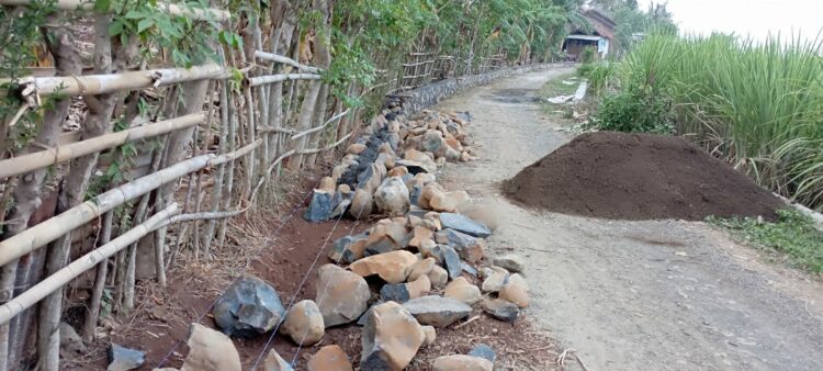 Proses Pembangunan talut jalan yang ada di dukuh peninting-Batanan Kabupaten Pati