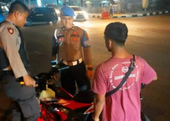 Lapangan Apel Polresta Manado menjadi saksi pelaksanaan Apel pengecekan pers piket yang bertujuan untuk mempersiapkan keikutsertaan dalam Kegiatan Rutin yang Ditingkatkan (KRYD)