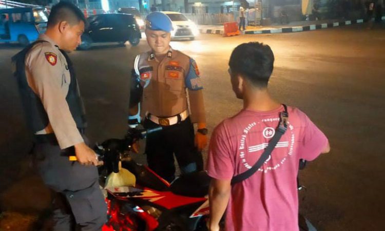 Lapangan Apel Polresta Manado menjadi saksi pelaksanaan Apel pengecekan pers piket yang bertujuan untuk mempersiapkan keikutsertaan dalam Kegiatan Rutin yang Ditingkatkan (KRYD)