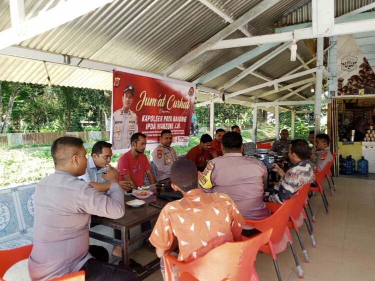 Jajaran Polsek Paya Bakong wilayah hukum Polres Aceh Utara melaksanakan kegiatan ‘Jumat Curhat’ bersama tokoh masyarakat di salah satu warung kopi yang berada di Gampong Keude Paya Bakong, Kecamatan Paya Bakong, Aceh Utara, Jumat, 03 November 2023.
