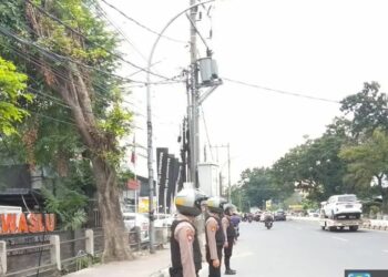 JAGA: Personel Polda Sumut berjaga-jaga di Kantor Bawaslu dan KPU selama tahapan Pemilu (Foto Dok/ Polda Sumut).