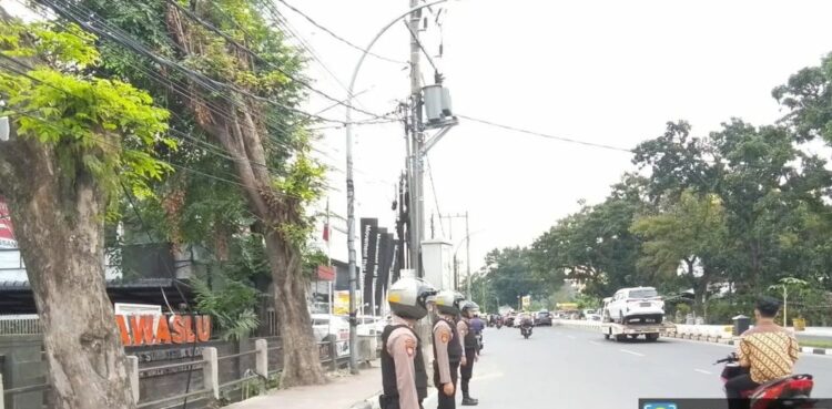 JAGA: Personel Polda Sumut berjaga-jaga di Kantor Bawaslu dan KPU selama tahapan Pemilu (Foto Dok/ Polda Sumut).