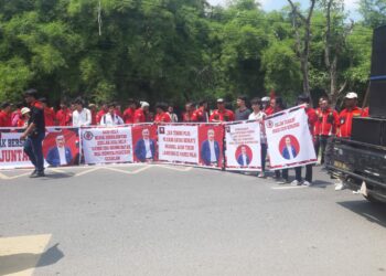 GELAR AKSI DAMAI: Ratusan massa PjBB dan Sapma PjBB menggelar aksi damai di depan Polrestabes Medan menuntut dibebaskannya Boasa Simanjuntak, Jumat (3/11/2023).(Foto Dok/T77)