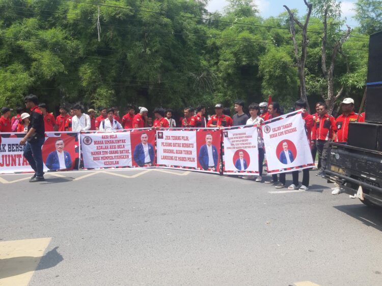 GELAR AKSI DAMAI: Ratusan massa PjBB dan Sapma PjBB menggelar aksi damai di depan Polrestabes Medan menuntut dibebaskannya Boasa Simanjuntak, Jumat (3/11/2023).(Foto Dok/T77)