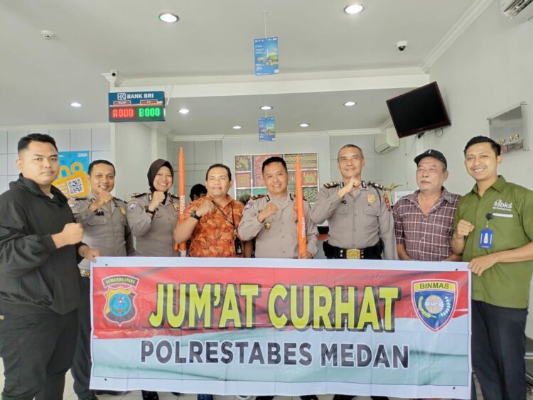 JUMAT CURHAT: Sat Binmas Polrestabes Medan menggelar kegiatan Jumat Curhat di Kantor BRi cabang Titi Kuning Jalan AH Nasution, Medan, Jumat (3/11/2023).(Foto Dok/Polrestabes)