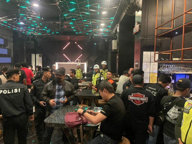 MERAZIA: Personel gabungan merazia salah satu tempat hiburan di Kota Medan, Jumat (3/11/2023). (Foto Dok/ Polda Sumut)
