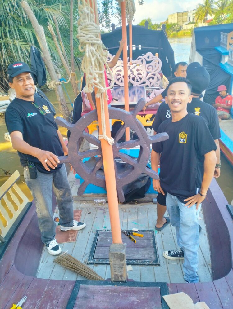 Kontingen Pekan Kebudayaan Aceh (PKA) ke-8 Kabupaten Nagan Raya ikut serta meramaikan pawai Perahu Hias pada event budaya empat tahunan tersebut.