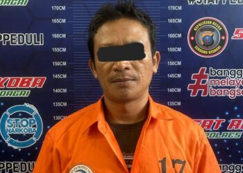 DIAMANKAN : HS (40) terduga pengedar sabu berikut barang bukti, diamankan di satnarkoba Polres Sergai guna menjalani proses lanjut. (Foto Dok/Humas Polres Sergai)