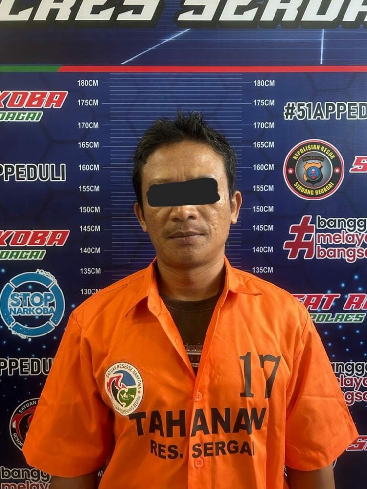 DIAMANKAN : HS (40) terduga pengedar sabu berikut barang bukti, diamankan di satnarkoba Polres Sergai guna menjalani proses lanjut. (Foto Dok/Humas Polres Sergai)