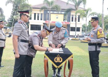 Polresta Banyumas Polda Jateng melaksanakan kegiatan Upacara Serah Terima Jabatan dan Pengambilan Sumpah Kasat Reskrim Polresta Banyumas dan Kapolsek Gumelar Polresta Banyumas yang bertempat di halaman Apel Mapolresta Banyumas, Sabtu (4/11/23).