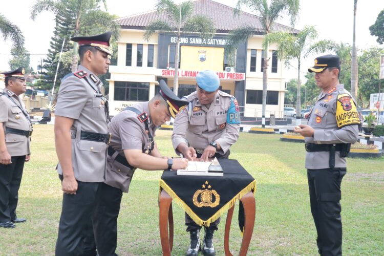 Polresta Banyumas Polda Jateng melaksanakan kegiatan Upacara Serah Terima Jabatan dan Pengambilan Sumpah Kasat Reskrim Polresta Banyumas dan Kapolsek Gumelar Polresta Banyumas yang bertempat di halaman Apel Mapolresta Banyumas, Sabtu (4/11/23).