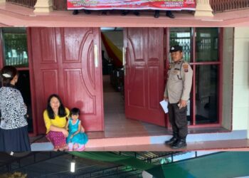 Polsek Saribudolok Polres Simalungun laksanakan giat pengamanan ibadah mingguan bagi umat kristiani di Gereja yang ada diwilayah hukum polsek Saribudolok. Minggu (05/11/2023) pukul 09:00 Wib sampai selesai.