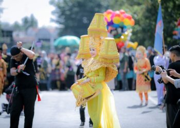 Pawai Budaya dengan berjalan kaki itu, diikuti lebih dari seratusan peserta dari kontingen Nagan Raya, mulai dari Sekda, para Kepala SKPK, Dharma Wanita Persatuan, Camat beserta istri, Duta Wisata, dan tokoh - tokoh masyarakat serta sejumlah peserta lainnya yang berlangsung di Blang Padang Kota Banda Aceh, Minggu (5/11/2023) pagi.