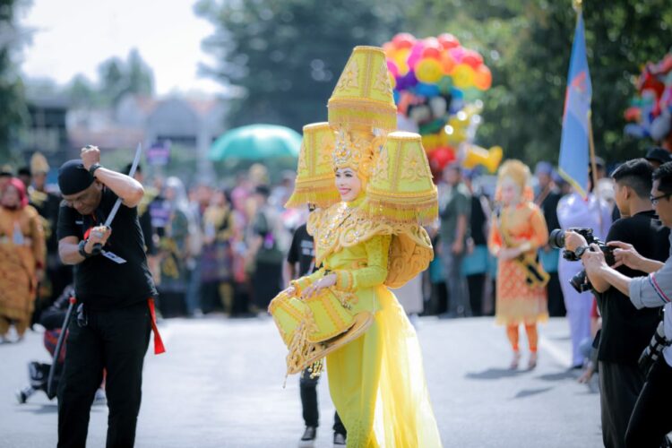 Pawai Budaya dengan berjalan kaki itu, diikuti lebih dari seratusan peserta dari kontingen Nagan Raya, mulai dari Sekda, para Kepala SKPK, Dharma Wanita Persatuan, Camat beserta istri, Duta Wisata, dan tokoh - tokoh masyarakat serta sejumlah peserta lainnya yang berlangsung di Blang Padang Kota Banda Aceh, Minggu (5/11/2023) pagi.