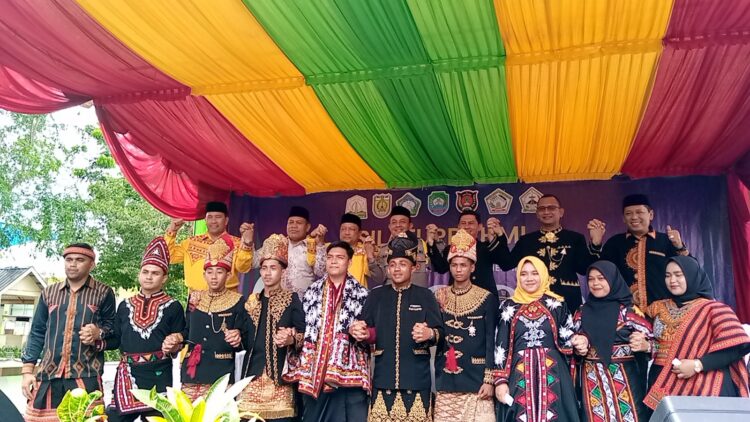 Penjabat (Pj) Bupati Kabupaten Aceh Tengah Ir. T. Mirzuan , MT, menghadiri Silaturrahmi dan Pesejuk Mahasiswa Kabupaten Aceh Selatan, Aceh Barat Daya, Gayo Lues, Aceh Tengah dan Kabupaten Bener Meriah bersama ke empat Pj Bupati lainnya di Sekolah Menengah kejuruan (SMK) Negeri 1 Banda Aceh jalan Sultan Malikul Saleh, Lhong Raya, Kecamatan Banda Raya. Kota Banda Aceh. Ahad (05/11/2023)